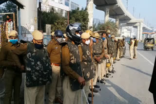 heavy police force  badarpur border