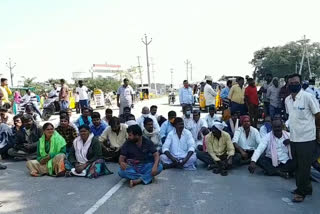 farmers protest for cotton sales at thandra in nagarkurnool district