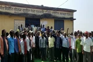 farmers-protest-against-administration-at-patparpali-paddy-purchase-center-in-mahasamund