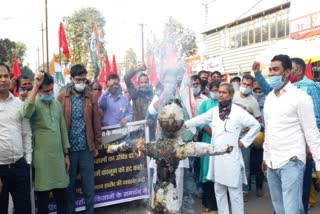 Modi effigies burnt in Aararia to register protest against farm laws