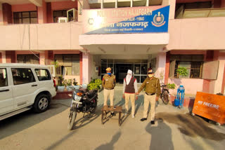 Najafgarh police arrested a vicious mobile thief