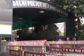 police cut invoices distributes masks of corona rule violators in delhi