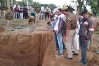 UP boy found dead  borewell mishap in UP  borewell mishap in India  UP boy fell into borewell  ലഖ്‌നൗ കുഴൽക്കിണറിൽ വീണ കുട്ടി മരിച്ചു  നാല് വയസുകാരനെ പുറത്തെടുത്തു  കുഴൽക്കിണറിൽ വീണ കുട്ടി മരിച്ചു  കുഴൽക്കിണറിൽ വീണ കുട്ടി കൊല്ലപ്പെട്ടു