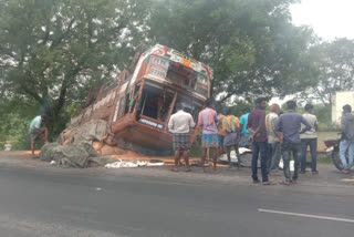 A lorry lost control and overturned near Erode