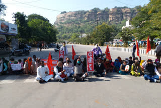 Protested against agricultural bills in gwalior