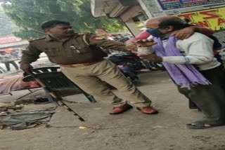 पुलिस ने किया लाठीचार्ज