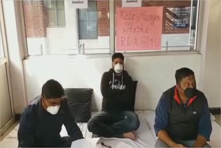 JNMC rda resident doctors relay hunger strike in aligarh muslim university