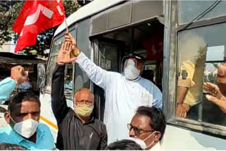 rasta roko by marxist communist party to support delhi farmers agitation in solapur