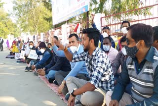 Temporary health workers sitting on strike