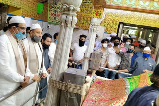 AIMIM workers attendance at the dargah of mumbai for GHMC election result