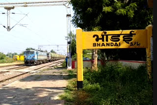 railway employee thrown on railway tracks in agra