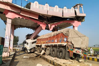 truck collision at toll booth, accident at Moraka toll plaza