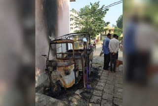 fire on auto in jamshedpur