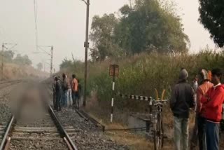 unknown dead body found near madhupur railway block in deoghar