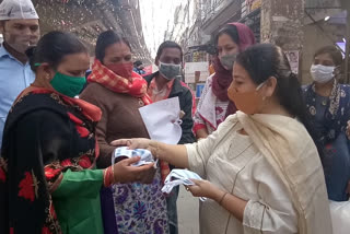 Palam MLA Bhavna Gaur distributed masks on her birthday at the Vidhannagar market