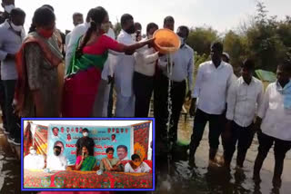 Medak mla Padma Devender Reddy distributed prawns on 100 per cent subsidy