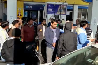 Car driver created ruckus in Behror, बहरोड़ में कम पेट्रोल देने का मा