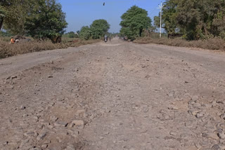 poor condition of rajur dabhadi road in jalna