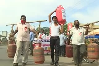 CPM protests to reduce cooking gas prices at eluru