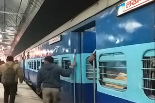 रेलवे की बदली समय सारिणी से बेखबर यात्रियों की छूट रहीं ट्रेनें
