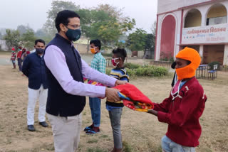 DC distributed warm clothes among children in Ranchi