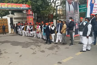 कार्यकर्ताओं से अखिलेश यादव की नहीं हो पा रही मुलाकात