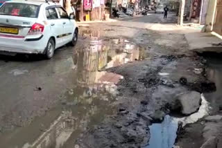 People upset due to dismal main road of Maidan Garhi Chhatarpur