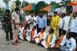 bjp followers protest to repair roads in ananthapur district