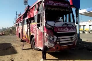 Bus overturned on NH 8, डूंगरपुर में बस पलटी