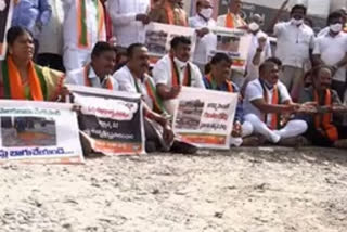 bjp agitation for laying of spoiled roads in ananthapur