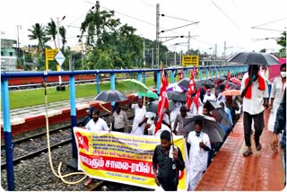 கொட்டும் மழையில் போராட்டும் கம்யூனிஸ்ட் கட்சியினர்!