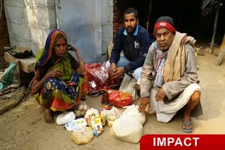 people-helped-helpless-elderly-woman-in-dumka