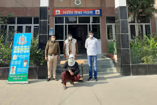 dwarka anti snatching team arrested a crook