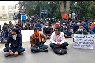 students protest outside the bhu vice chancellor residence