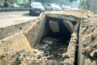 Pavement fell in a drain in Dwarka