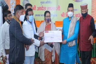 Delhi BJP gave financial help to family of folk singer Heera Singh Rana