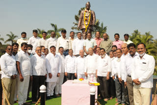 Arun Lad felicitated by Jayant Pati