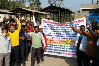 BSES employees protest in vikaspuri  in Delhi,  Demand for reinstatement