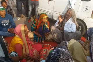 Women reached the farmers' strike,  Bhajan is singing with Dhol Majira