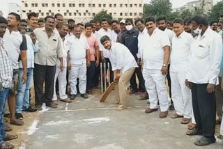 జిల్లా స్థాయి క్రికెట్ టోర్నమెంట్ ప్రారంభించిన ఎమ్మెల్యే