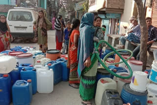 water supply stopped due to tanker drivers strike in gauri ghankar enclave kirari