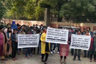 Protest of people associated with spa service near CM House in delhi