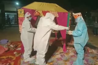 A couple gets married at Kelwara Covid Centre in Bara, Shahbad wearing PPE kits as bride's #COVID19 report came positive on the wedding day