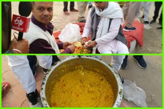 Protestor farmer making and eating khichdi at chilla border of Delhi