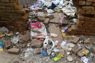 There is no dustbin in Vishwakarma Colony of Tughlakabad Assembly