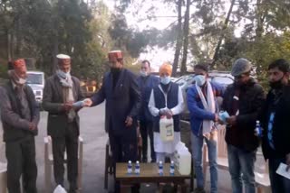 Ramlal Thakur distributes sanitizer