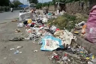 Garbage on roads in Vikaspuri area of ​​Delhi,  there is also a possibility of an accident