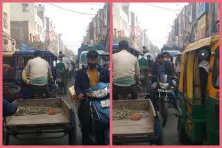 Gandhi Nagar market in Delhi gets jammed for hours,  The problem is serious due to breaking of main road dividers