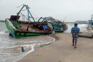 புரெவி புயலால் படகுகள் சேதம்