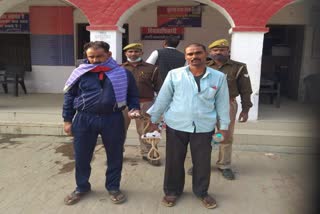 पुलिस की गिरफ्त में चोर.